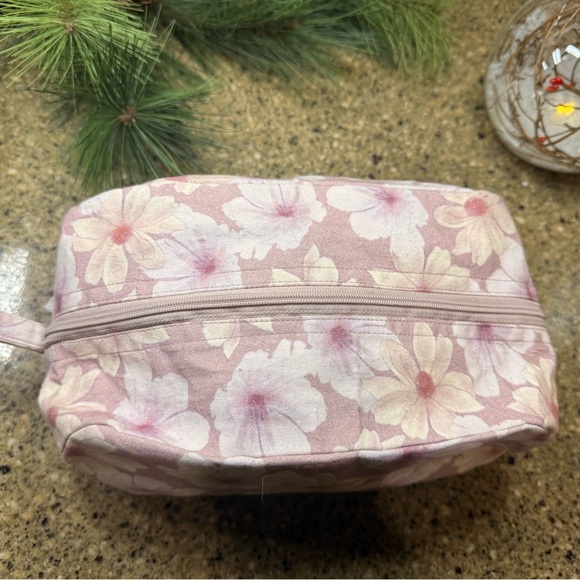 🌸 Floral Zipper Pouch – Wellness, Office or Makeup Essentials - Picture 6 of 14